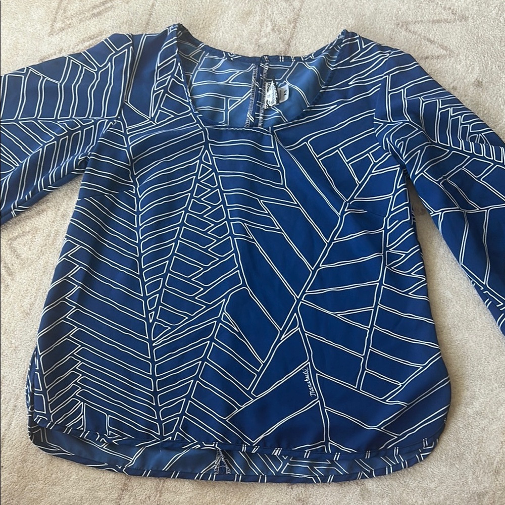 Manuhealii Blue Graphic 3/4 Sleeve Blouse